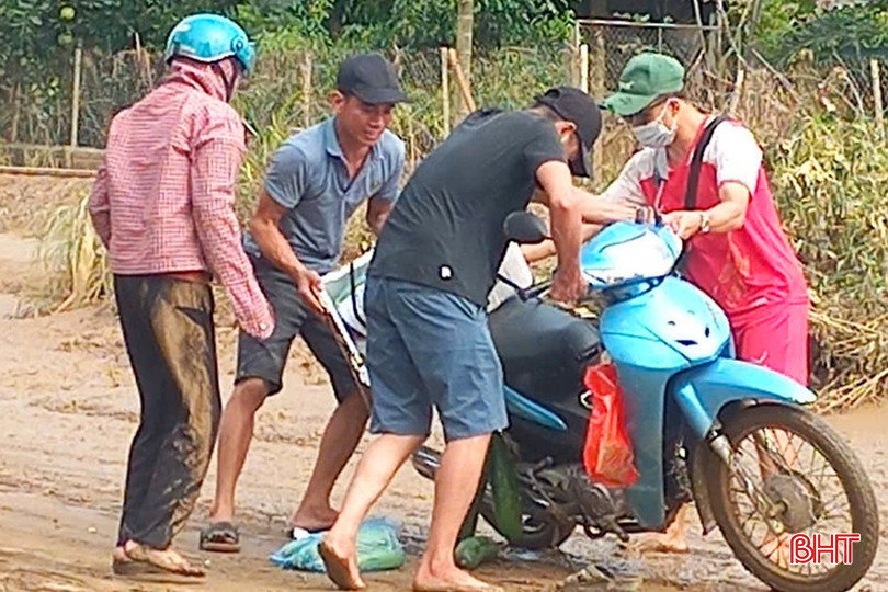 Nhiều người dân xã Cẩm Thành tham gia cứu trợ tại các tỉnh miền Bắc. 2.jpg