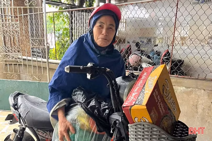 Những món quà đơn sơ nhưng ấm áp nghĩa tình của người dân xã Cẩm Vịnh gửi trao cho đồng bào miền Bắc trong cơn hoạn nạn.