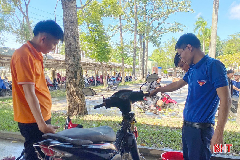 ນັກສຶກສາວິທະຍາໄລເຕັກນິກ ຮ່າຕິ້ງ ໜູນຊ່ວຍການສ້ອມແປງລົດຈັກໂດຍບໍ່ເສຍຄ່າໃຫ້ນັກຮຽນ ແລະ ປະຊາຊົນນະຄອນ ເຫ້ວ. bqbht_br_2.jpg