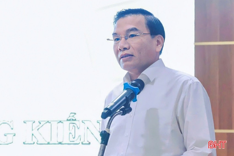 Phó Giám đốc Sở VH-TT&DL Trần Xuân Lương cung cấp nhiều thông tin hữu ích về tiến sỹ Dương Trí Trạch và những đóng góp, tầm ảnh hưởng của danh nhân này đối với văn hóa đất Hồng Lam. bqbht_br_4cc.jpg