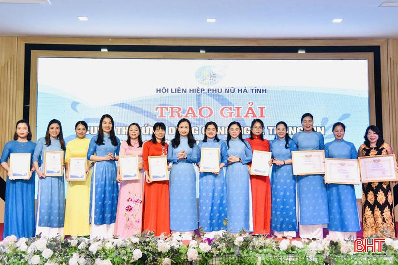 Lãnh đạo Hội LHPN tỉnh trao thưởng cho các cá nhân, tập thể đạt giải tại cuộc thi "Ứng dụng CNTT trong tổ chức sinh hoạt hội" năm 2024. 9.jpg