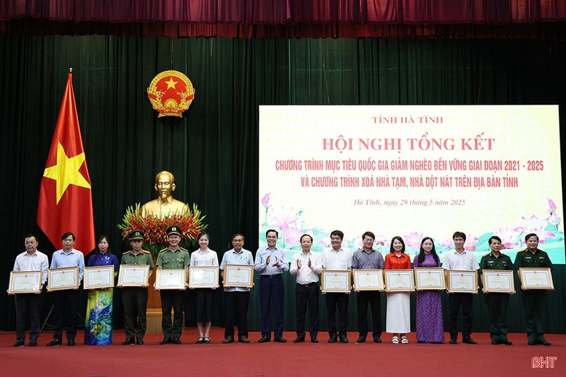Bí thư Tỉnh ủy Nguyễn Duy Lâm, Chủ tịch UBND tỉnh Võ Trọng Hải trao bằng khen của Chủ tịch UBND tỉnh cho các tập thể có thành tích trong thực hiện công tác giảm nghèo và phong trào “Hà Tĩnh chung tay vì người nghèo - Không để ai bị bỏ lại phía sau” giai đoạn 2021-2025. Ảnh Thu Hà. 6.jpg
