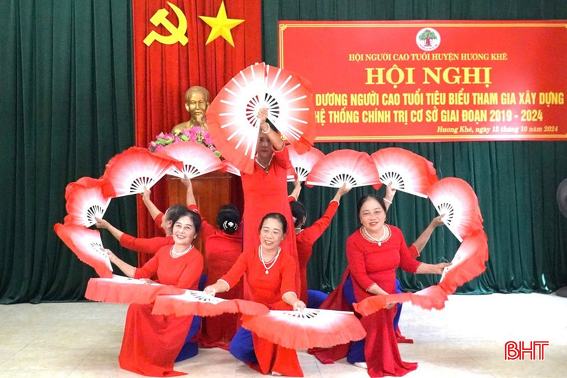 Hội nghị biểu dương người cao tuổi tiêu biểu tham gia xây dựng hệ thống chính trị tại cơ sở đang được các huyện, thị, thành phố tổ chức nhằm vinh danh những đóng góp của người cao tuổi cho cộng đồng. 2-7125-6083.jpg
