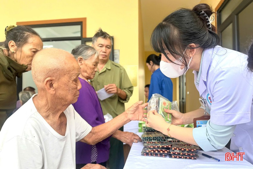 Trung tâm Y tế huyện Kỳ Anh phối hợp khám sức khỏe cho người cao tuổi trên địa bàn. 3-1395-1231.jpg
