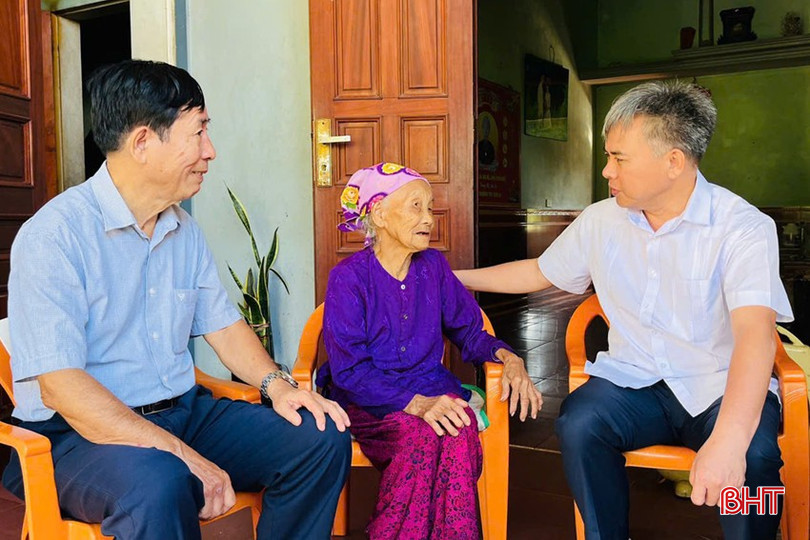 Lãnh đạo TX Hồng Lĩnh thăm hỏi, tặng quà người cao tuổi có hoàn cảnh khó khăn trên địa bàn. 4-43-5097.jpg