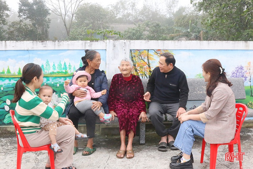 Trong những cuộc gặp mặt đầu xuân mới, người dân xã Cẩm Dương tin tưởng, kỳ vọng vào kỳ đại hội Đảng bộ xã sắp tới. bqbht_br_3.jpg