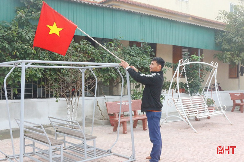 Anh Phan Xuân Đoài cùng người dân thôn Bắc Thành chỉnh trang khuôn viên khu vui chơi công cộng những ngày đầu xuân mới. bqbht_br_2.jpg