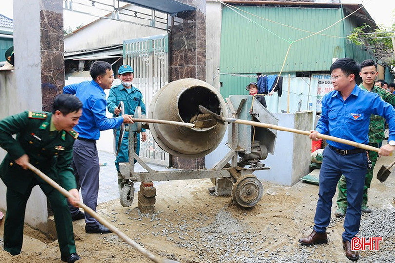 Hơn 150 đội thanh niên tình nguyện đang tích cực hỗ trợ các gia đình xây dựng, sửa chữa nhà ở. bqbht_br_3.jpg
