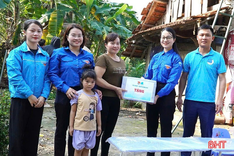 Bên cạnh hỗ trợ ngày công, các đội thanh niên tình nguyện còn trao tặng nhiều phần quà ý nghĩa đến các hộ dân. bqbht_br_2.jpg