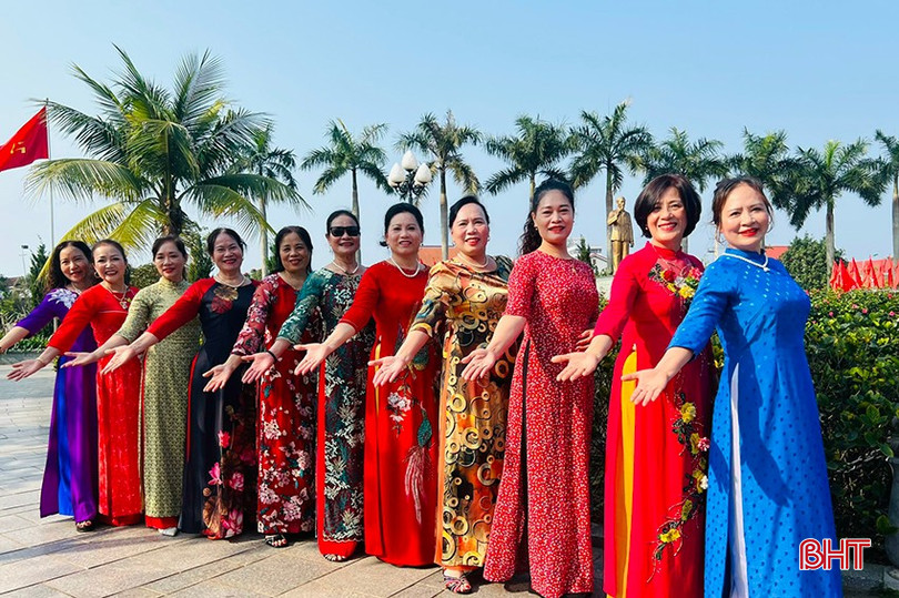 Các thành viên lớn tuổi của CLB khiêu vũ "Mơ Thoa" (TP Hà Tĩnh) rạng rỡ trong tà áo dài truyền thống. bqbht_br_2-8822.jpg