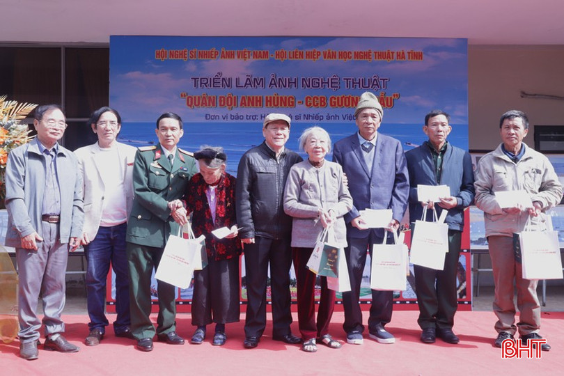 Tại triển lãm, ban tổ chức đã trao 35 suất quà cho Mẹ Việt Nam Anh hùng Nguyễn Thị Ả (phường Thạch Quý - TP Hà Tĩnh) và thân nhân các liệt sỹ, cựu chiến binh trên địa bàn. bqbht_br_111.jpg