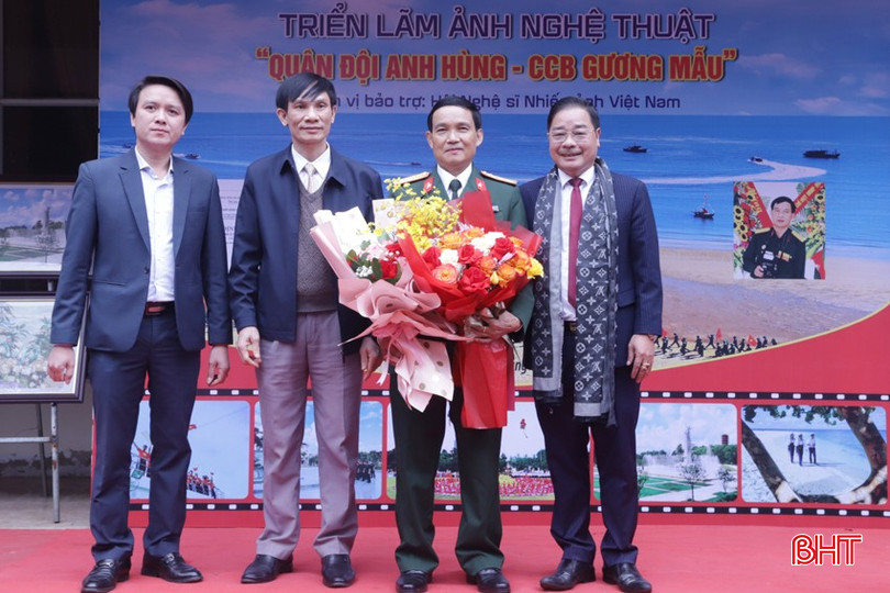 Lãnh đạo Ban Tuyên giáo Tỉnh ủy, Hội Nhà báo tỉnh tặng hoa chúc mừng tác giả. bqbht_br_4.jpg