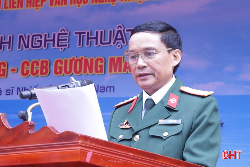 Tác giả Lê Anh Thi phát biểu cảm tưởng tại lễ khai mạc triển lãm. bqbht_br_3.jpg