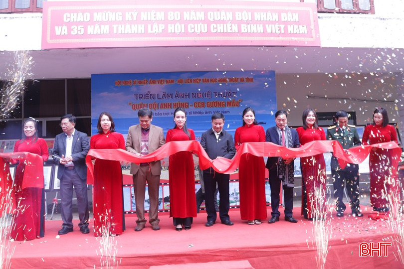 Lãnh đạo Ban Tuyên giáo Tỉnh ủy và các ban, ngành cắt băng khai mạc triển lãm. bqbht_br_2.jpg