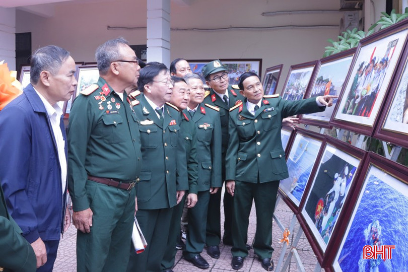 Tác giả và đại biểu tham quan triển lãm. bqbht_br_1.jpg