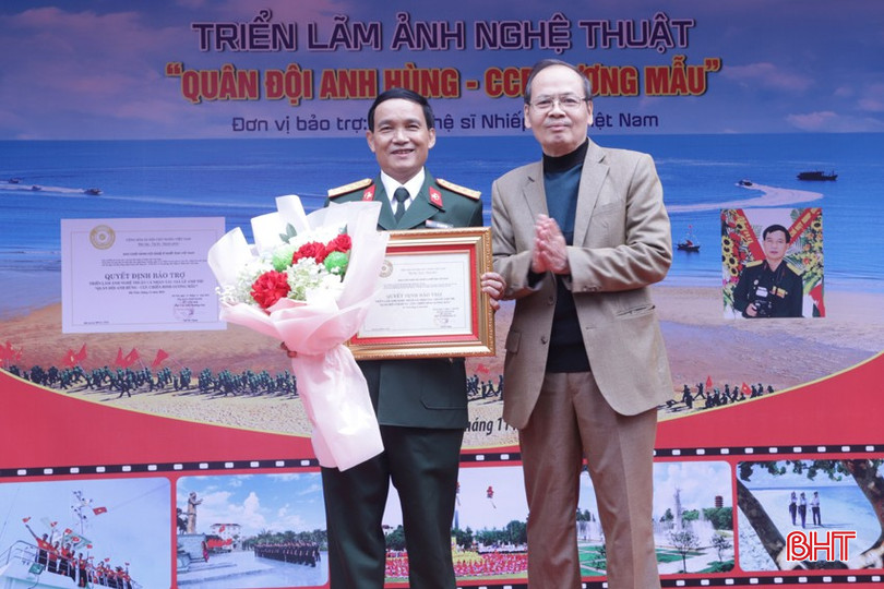 Nghệ sỹ nhiếp ảnh Đình Thông - Chi hội trưởng Chi hội Nghệ sỹ nhiếp ảnh Việt Nam tại Hà Tĩnh trao quyết định bảo trợ triển lãm của Hội Nghệ sỹ nhiếp ảnh Việt Nam cho tác giả Lê Anh Thi. bqbht_br_5.jpg