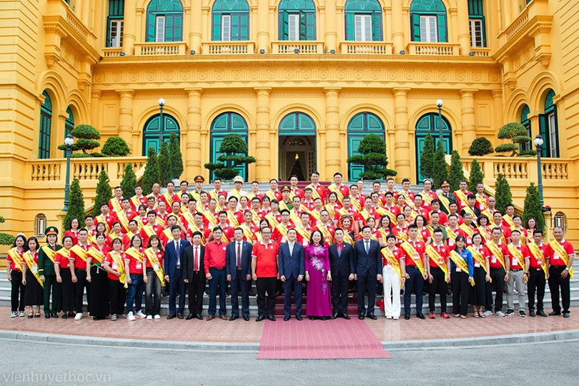 Lãnh đạo Đảng, Nhà nước chụp ảnh lưu niệm cùng 100 người được vinh danh hiến máu tiêu biểu toàn quốc năm 2025. Ảnh: Viện Huyết học - Truyền máu Trung ương. 1.jpg