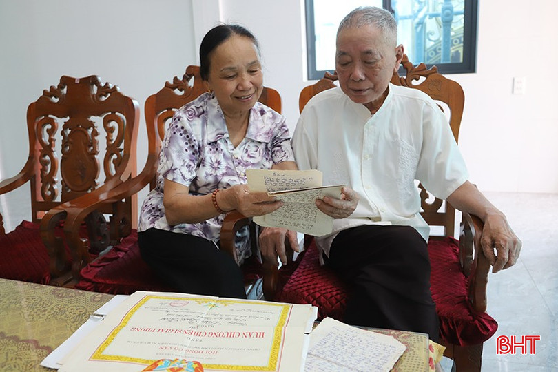 Vợ chồng ông Hoạt vẫn thường lần giở những kỷ vật từ thời chiến tranh như một lời nhắc nhở về quá khứ hào hùng. Vợ chồng ông Hoạt vẫn thường lần giở những kỷ vật từ thời chiến tranh như một lời nhắc nhở về quá khứ hào hùng.
