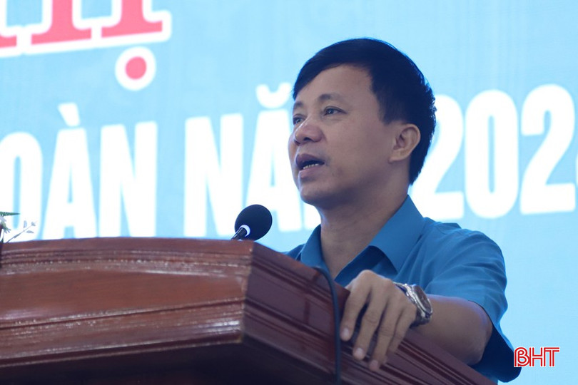 Khai mạc hội nghị tập huấn, Chủ tịch LĐLĐ tỉnh Nguyễn Văn Danh nhấn mạnh vai trò, tầm quan trọng của việc trang bị, nâng cao kỹ năng, nghiệp vụ cho đội ngũ cán bộ công đoàn các cấp trong quá trình hoạt động. 1-6881-5622.jpg