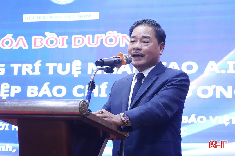 Ordföranden för den provinsiella journalistföreningen, Nguyen Xuan Hai, höll kursens öppningstal. bqbht_br_3.jpg