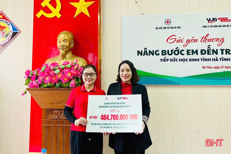 Chương trình nhằm chia sẻ khó khăn, hỗ trợ các trường học, hộ dân khắc phục hậu quả của thiên tai, ổn định việc dạy học cho học sinh với tổng nguồn lực tài trợ gần 485 triệu đồng. Trong ảnh: Bà Mai Quế Linh - Chủ tịch Công đoàn Công ty CP Anh văn Hội Việt Mỹ (bên trái) trao biểu trưng hỗ trợ cho lãnh đạo Hội Chữ thập đỏ tỉnh.