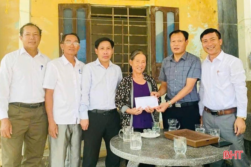 Các cấp ngành, xã hội chung tay quan tâm, chăm sóc người cao tuổi. Trong ảnh: Lãnh đạo Ủy ban MTTQ tỉnh tặng quà động viên người cao tuổi xã Kỳ Khang. bqbht_br_2.jpg
