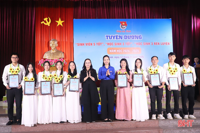 10 sinh viên có thành tích xuất sắc trong học tập và hoạt động phong trào được trao danh hiệu &quot;Sinh viên 5 tốt&quot;.