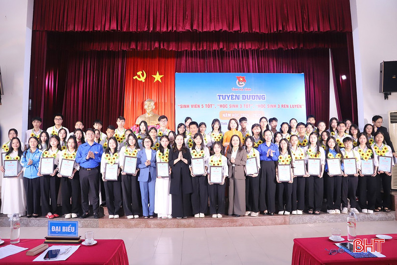 44 học sinh được trao danh hiệu &quot;Học sinh 3 tốt&quot; và 4 em được trao danh hiệu &quot;Học sinh 3 rèn luyện&quot;.