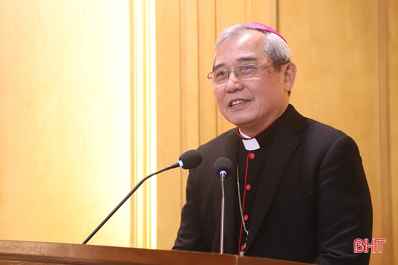 Giám mục Louis Nguyễn Anh Tuấn - Giám mục Chính tòa Giáo phận Hà Tĩnh chia sẻ quan điểm về việc phát huy văn hóa, đạo đức của người Công giáo để xây dựng quê hương, đất nước. bqbht_br_6.jpg