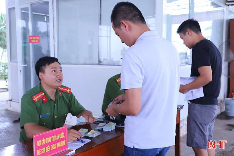 Phạm nhân đặc xá được cấp phát giấy tờ, thẻ căn cước công dân, sim điện thoại, tiền mặt và đồ dùng cá nhân trước khi rời trại. bqbht_br_2.jpg