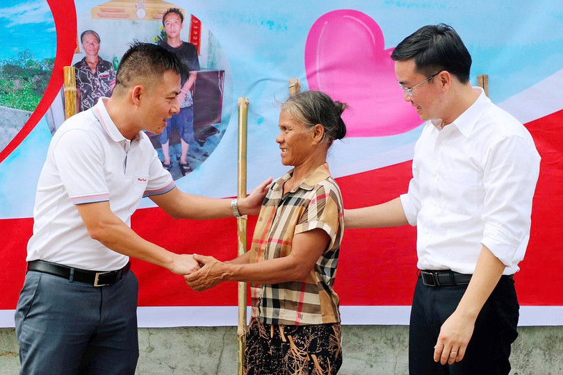 Fru Nguyen Thi Phuc var glad och rörd av uppmärksamheten från alla nivåer, sektorer och det sociala samhället. 2-7571.jpg