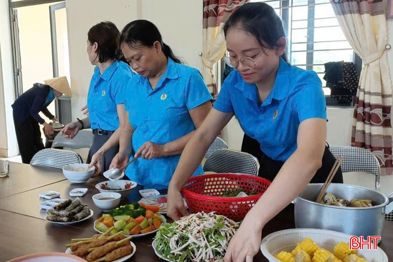 Tại nhiều công đoàn cơ sở, người lao động tự tay chuẩn bị "Bữa cơm công đoàn". 111.jpg