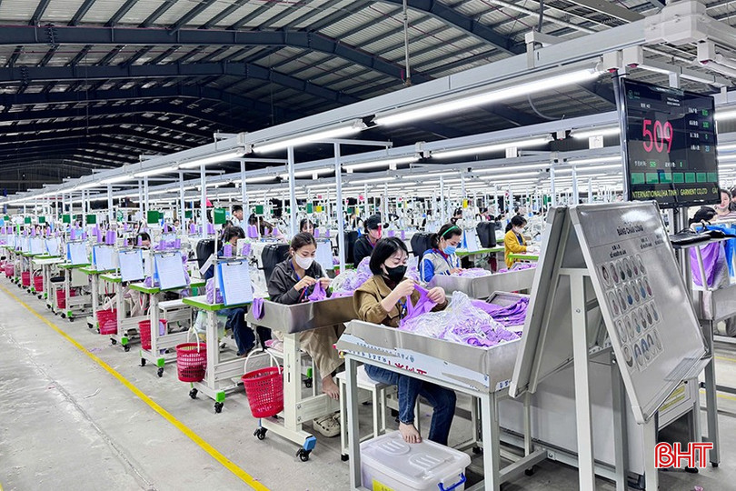 Công ty TNHH Trang phục quốc tế Gaiwach Hà Tĩnh hiện có 300 lao động làm việc