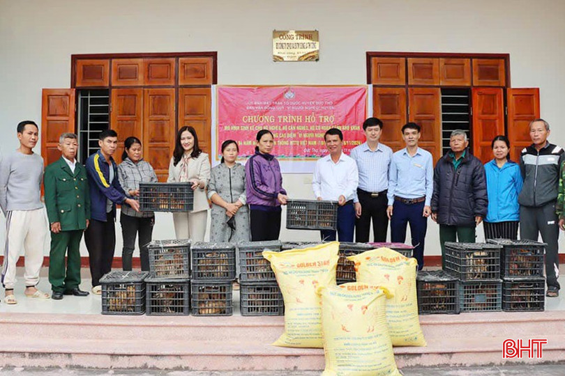 Phó Chủ tịch Ủy ban MTTQ tỉnh Phạm Thị Thu Hà cùng lãnh đạo Ủy ban MTTQ huyện Đức Thọ trao tặng mô hình sinh kế cho hộ nghèo trên địa bàn huyện. bqbht_br_5.jpg