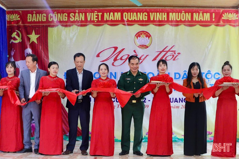"Nhà văn hóa cộng đồng - Ngôi nhà trí tuệ" của thôn 2 - xã Quang Thọ được cắt băng khánh thành trong ngày hội đại đoàn kết. bqbht_br_2-7820.jpg