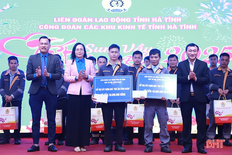 Anh Tô Huy Đại (thứ hai từ phải sang) đón niềm vui tết khi được nhận hỗ trợ "Mái ấm công đoàn" tại chương trình "Tết sum vầy - Xuân ơn Đảng" do Công đoàn Các khu kinh tế tỉnh tổ chức. bqbht_br_6.jpg