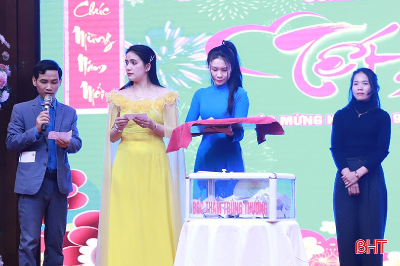 Người lao động các khu kinh tế tỉnh được tham gia chương trình bốc thăm trúng thưởng với nhiều phần quà hấp dẫn. Người lao động các khu kinh tế tỉnh được tham gia chương trình bốc thăm trúng thưởng với nhiều phần quà hấp dẫn.