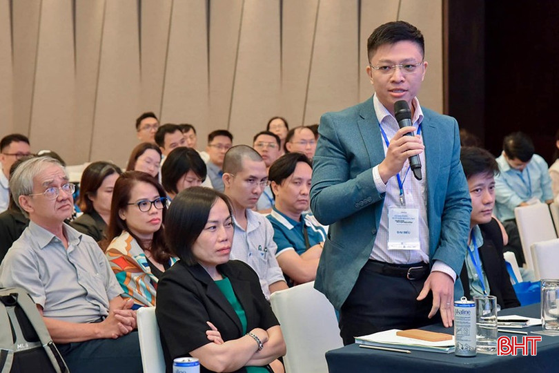 Bác sỹ Dương Công Bằng chia sẻ tại một hội nghị chuyên ngành sản khoa. bqbht_br_cjddj.jpg