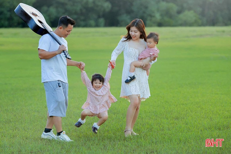 Trẻ rất cần sự đồng hành của bố mẹ trong suốt thời thơ ấu để phát triển toàn diện thể chất và tinh thần. Ảnh Tiệm Nhà Cỏ. bqbht_br_shgsha.jpg