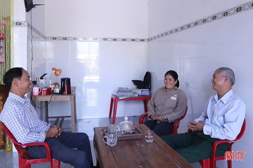 Chính quyền, đoàn thể địa phương chia sẻ niềm vui cùng chị Hóa khi được bàn giao căn nhà mới.