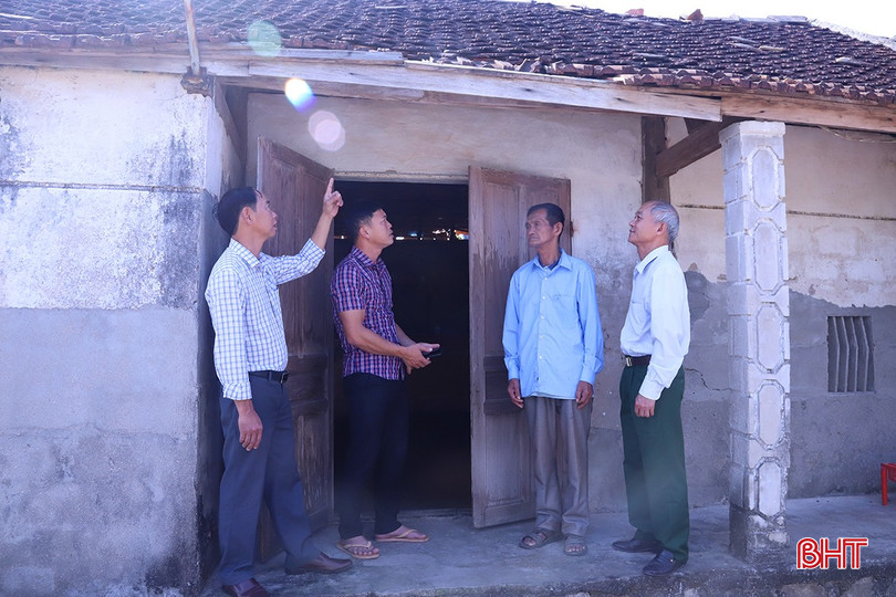 Xã Hồng Lộc tiếp tục khảo sát nhà ở bị ảnh hưởng bởi thiên tai để đề xuất hỗ trợ xây mới, sửa chữa.