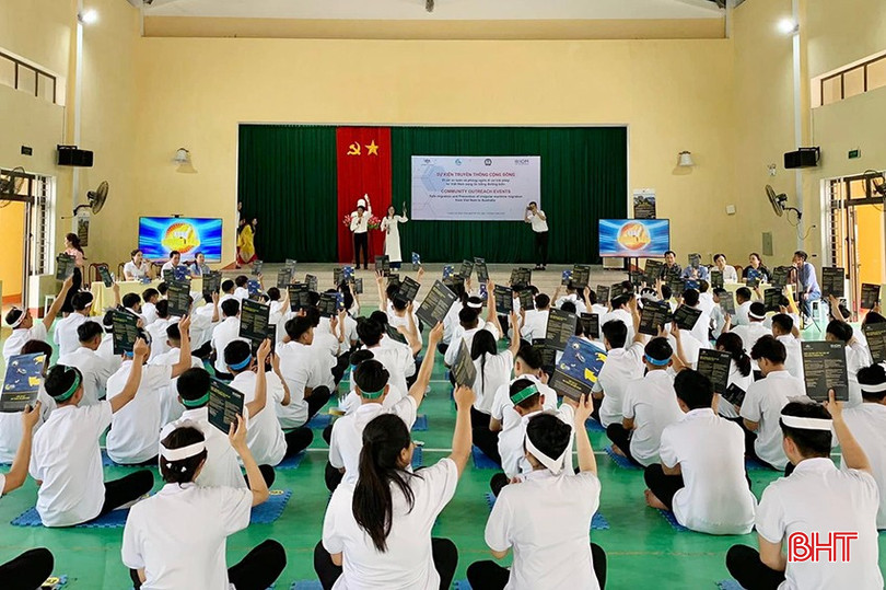 ការងារឃោសនាត្រូវបានបញ្ចូលទៅក្នុងសកម្មភាពក្រៅកម្មវិធីសិក្សាសម្រាប់សិស្ស។ Công tác tuyên truyền được lồng ghép trong các buổi sinh hoạt ngoại khóa dành cho HSSV.
