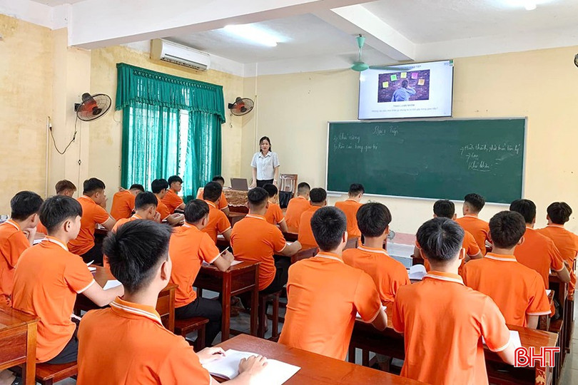 និស្សិតនៃមហាវិទ្យាល័យបច្ចេកវិទ្យា Ha Tinh ភាគច្រើនជាបុរស ដូច្នេះការឃោសនាអំពីផលប៉ះពាល់ដ៏គ្រោះថ្នាក់នៃថ្នាំជក់តែងតែធ្វើឡើងដោយយកចិត្តទុកដាក់។ bqbht_br_8.jpg