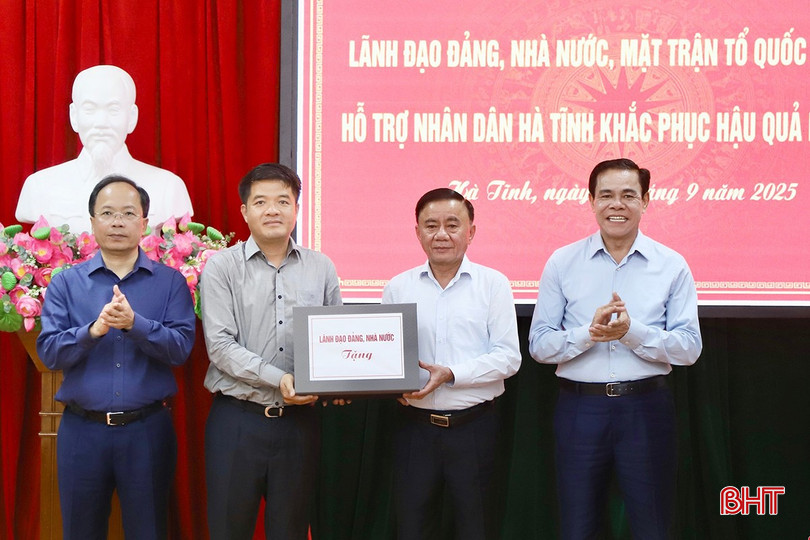 Đồng chí Trần Cẩm Tú - Ủy viên Bộ Chính trị, Thường trực Ban Bí thư trao nguồn hỗ trợ của lãnh đạo Đảng, Nhà nước cho tỉnh Hà Tĩnh để khắc phục hậu quả bão số 10. bqbht_br_111.jpg