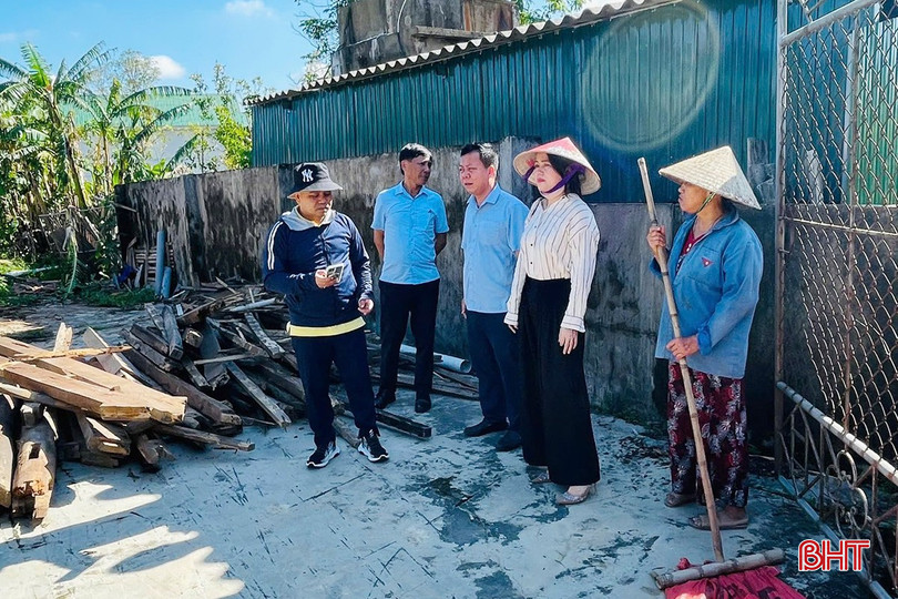 Đại diện Tập đoàn Vingroup khảo sát thiệt hại trên địa bàn Hà Tĩnh để triển khai công tác hỗ trợ. bqbht_br_hsghd.jpg