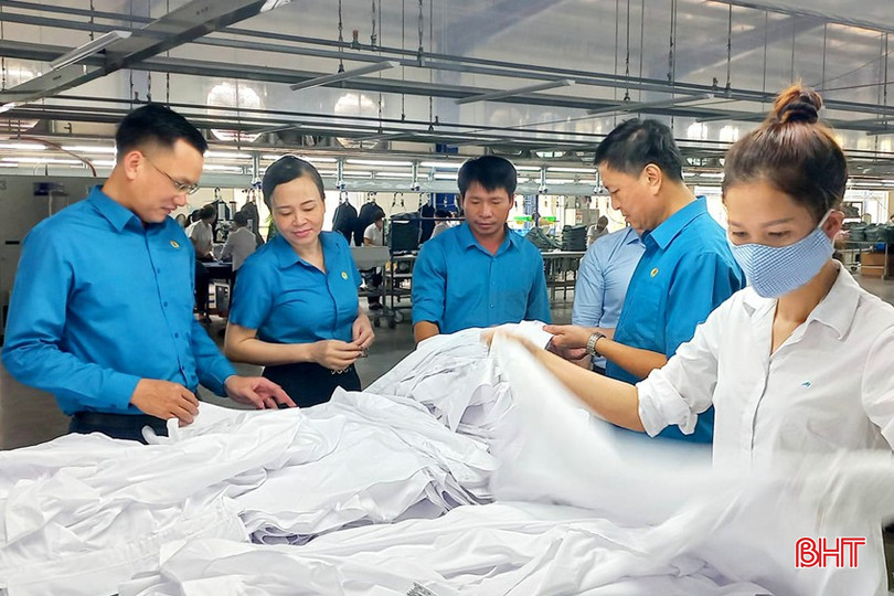 Cán bộ Công đoàn Các khu kinh tế tỉnh thường xuyên sâu sát nắm bắt tình hình lao động, việc làm tại các doanh nghiệp. 5.jpg
