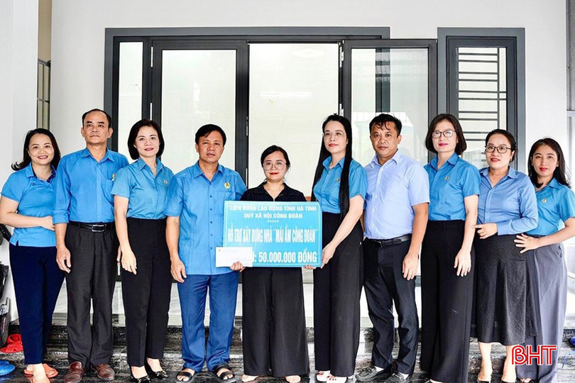 Công đoàn Hà Tĩnh nỗ lực nâng cao hiệu quả hoạt động, mang lại lợi ích thiết thực cho người lao động. Trong ảnh: Chủ tịch LĐLĐ tỉnh Nguyễn Văn Danh trao hỗ trợ mái ấm công đoàn cho người lao động ở TP Hà Tĩnh. 4.jpg