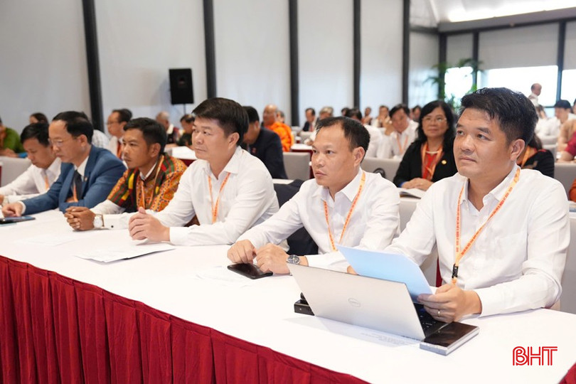 Đoàn đại biểu Hà Tĩnh tham gia tại trung tâm thảo luận số 1, đóng góp những ý kiến tâm huyết về chương trình xây dựng nông thôn mới. 1-7129.jpg