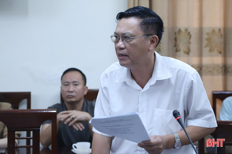 Ông Phan Trung Thành - thành viên Hội đồng Nghệ thuật cấp tỉnh góp ý một số nội dung của chương trình nghệ thuật. 6-4231.jpg