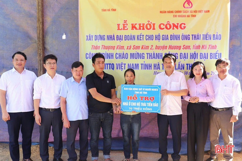 Chủ tịch Ủy ban MTTQ tỉnh Trần Nhật Tân dự lễ khởi công và trao kinh phí hỗ trợ xây dựng nhà ở cho gia đình anh Thái Tiến Bảo ở thôn Thượng Kim, xã Sơn Kim 2, huyện Hương Sơn. 1a-3899.jpg